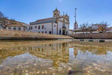 Santa Maria de Lagos Kilisesi. Denize bakan eski tarihi bir bina. Lagos, Algarve, Portekiz 'de mavi gökyüzü.