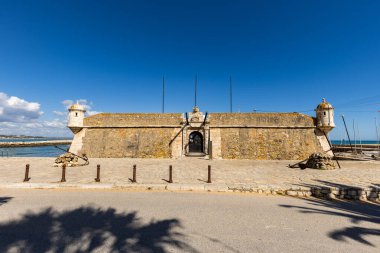 Ponta da Bandeira Kalesi. Denize bakan, Lagos, Algarve, Portekiz 'de mavi gökyüzü olan tarihi bir bina.