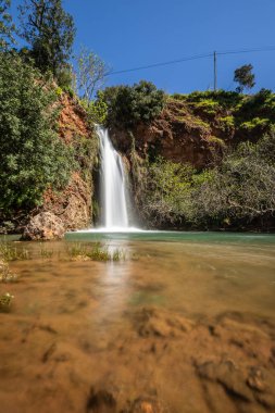 Doğanın kalbinde bir şelale, ilkbaharda güzel bir nehir ve şelale. Queda do Vigrio şelalesi Alte, Algarve, Portekiz yakınlarında.