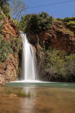 Doğanın kalbinde bir şelale, ilkbaharda güzel bir nehir ve şelale. Queda do Vigrio şelalesi Alte, Algarve, Portekiz yakınlarında.