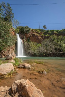 Doğanın kalbinde bir şelale, ilkbaharda güzel bir nehir ve şelale. Queda do Vigrio şelalesi Alte, Algarve, Portekiz yakınlarında.