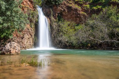 Doğanın kalbinde bir şelale, ilkbaharda güzel bir nehir ve şelale. Queda do Vigrio şelalesi Alte, Algarve, Portekiz yakınlarında.