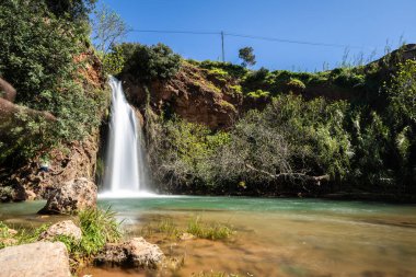 Doğanın kalbinde bir şelale, ilkbaharda güzel bir nehir ve şelale. Queda do Vigrio şelalesi Alte, Algarve, Portekiz yakınlarında.