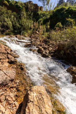 Doğanın kalbinde bir şelale, ilkbaharda güzel bir nehir ve şelale. Queda do Vigrio şelalesi Alte, Algarve, Portekiz yakınlarında.