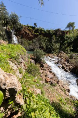 Doğanın kalbinde bir şelale, ilkbaharda güzel bir nehir ve şelale. Queda do Vigrio şelalesi Alte, Algarve, Portekiz yakınlarında.