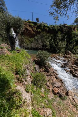 Doğanın kalbinde bir şelale, ilkbaharda güzel bir nehir ve şelale. Queda do Vigrio şelalesi Alte, Algarve, Portekiz yakınlarında.