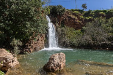 Doğanın kalbinde bir şelale, ilkbaharda güzel bir nehir ve şelale. Queda do Vigrio şelalesi Alte, Algarve, Portekiz yakınlarında.