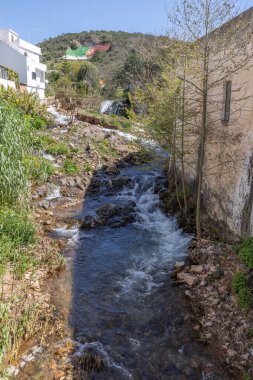 Doğayla çevrili, güzel, eski bir dağ köyü. Alte, Algarve, Portekiz 'deki tipik beyaz evler