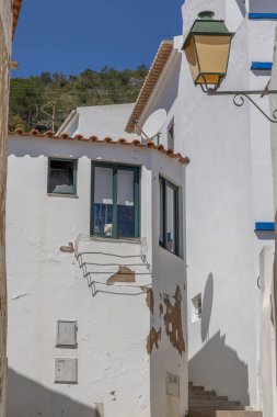 Doğayla çevrili, güzel, eski bir dağ köyü. Alte, Algarve, Portekiz 'deki tipik beyaz evler