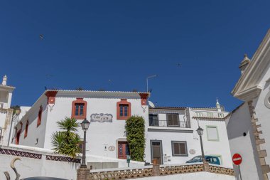 Doğayla çevrili, güzel, eski bir dağ köyü. Alte, Algarve, Portekiz 'deki tipik beyaz evler