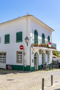 Doğayla çevrili, güzel, eski bir dağ köyü. Alte, Algarve, Portekiz 'deki tipik beyaz evler
