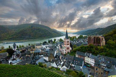 Küçük bir köyde yarı keresteli evler. Sabah, Ren Nehri, Bacharach, Hesse, Almanya 'da şarap yetiştiren bölgede.