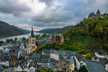 Küçük bir köyde yarı keresteli evler. Sabah, Ren Nehri, Bacharach, Hesse, Almanya 'da şarap yetiştiren bölgede.