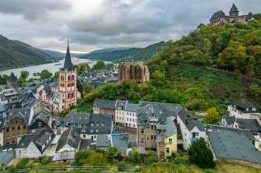 Küçük bir köyde yarı keresteli evler. Sabah, Ren Nehri, Bacharach, Hesse, Almanya 'da şarap yetiştiren bölgede.