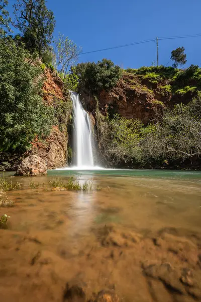 Doğanın kalbinde bir şelale, ilkbaharda güzel bir nehir ve şelale. Queda do Vigrio şelalesi Alte, Algarve, Portekiz yakınlarında.