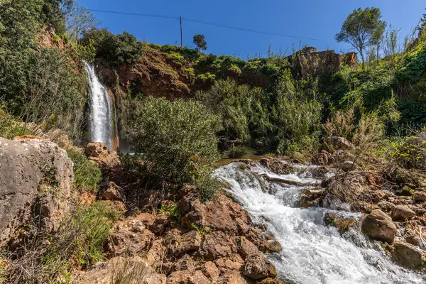 Doğanın kalbinde bir şelale, ilkbaharda güzel bir nehir ve şelale. Queda do Vigrio şelalesi Alte, Algarve, Portekiz yakınlarında.