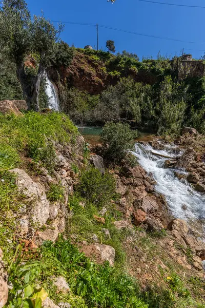 Doğanın kalbinde bir şelale, ilkbaharda güzel bir nehir ve şelale. Queda do Vigrio şelalesi Alte, Algarve, Portekiz yakınlarında.