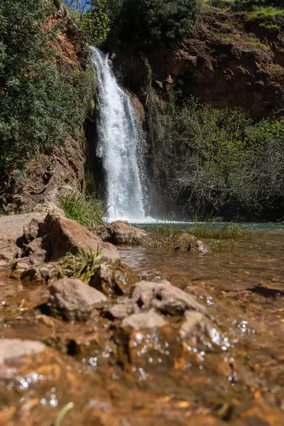 Doğanın kalbinde bir şelale, ilkbaharda güzel bir nehir ve şelale. Queda do Vigrio şelalesi Alte, Algarve, Portekiz yakınlarında.