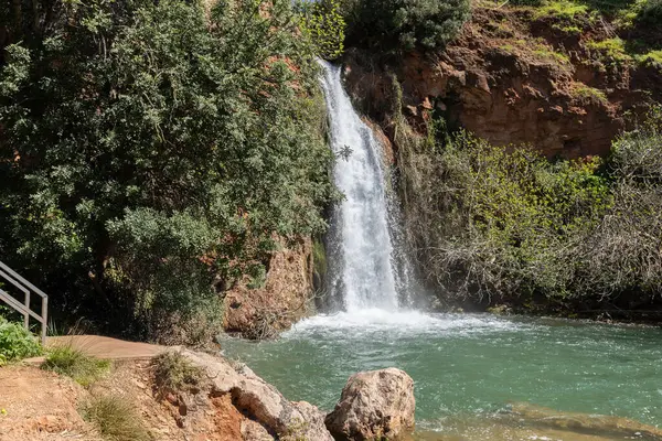 Doğanın kalbinde bir şelale, ilkbaharda güzel bir nehir ve şelale. Queda do Vigrio şelalesi Alte, Algarve, Portekiz yakınlarında.
