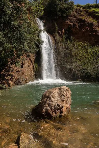 Doğanın kalbinde bir şelale, ilkbaharda güzel bir nehir ve şelale. Queda do Vigrio şelalesi Alte, Algarve, Portekiz yakınlarında.