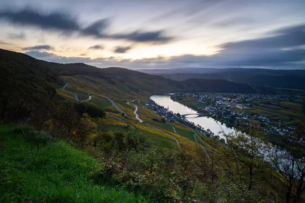 Sonbaharda güzel üzüm bağları, sarı yapraklar, üzüm bağlarının arasında rüya gibi bir gün doğumu. Moselle 'in ve Piesport yakınlarındaki Moselle Vadisi' nin sarmaşıkları arasından bakın..