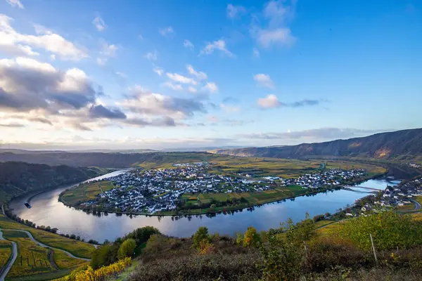 Sonbaharda güzel üzüm bağları, sarı yapraklar, üzüm bağlarının arasında rüya gibi bir gün doğumu. Moselle 'in ve Piesport yakınlarındaki Moselle Vadisi' nin sarmaşıkları arasından bakın..