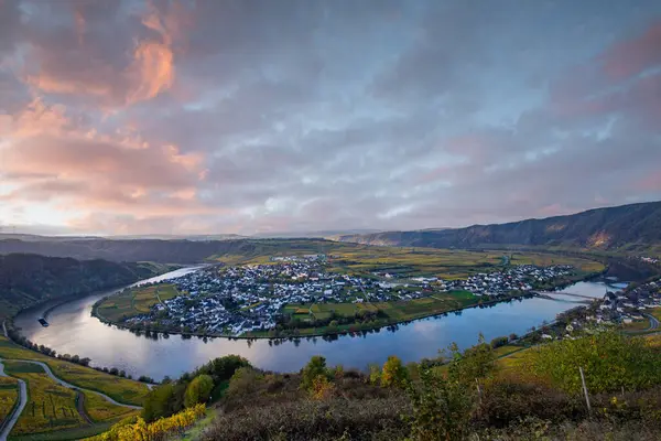 Sonbaharda güzel üzüm bağları, sarı yapraklar, üzüm bağlarının arasında rüya gibi bir gün doğumu. Moselle 'in ve Piesport yakınlarındaki Moselle Vadisi' nin sarmaşıkları arasından bakın..