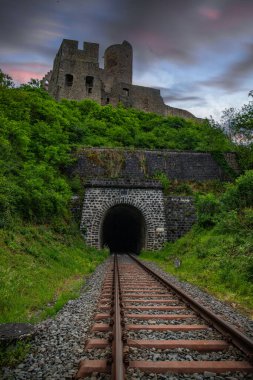 Lwenburg Kalesi 'nin çevresindeki manzara. Ormanın ortasındaki Elzbach deresinin üzerindeki güzel tarihi şato kalıntıları. Almanya, Monreal yakınlarındaki manzara fotoğrafı