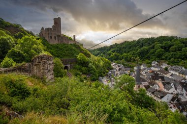 Lwenburg Kalesi 'nin çevresindeki manzara. Ormanın ortasındaki Elzbach deresinin üzerindeki güzel tarihi şato kalıntıları. Almanya, Monreal yakınlarındaki manzara fotoğrafı