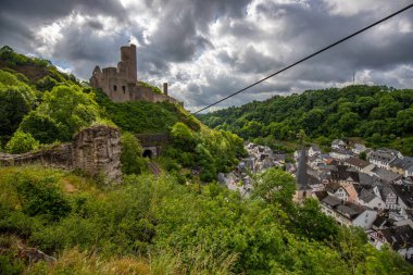 Lwenburg Kalesi 'nin çevresindeki manzara. Ormanın ortasındaki Elzbach deresinin üzerindeki güzel tarihi şato kalıntıları. Almanya, Monreal yakınlarındaki manzara fotoğrafı