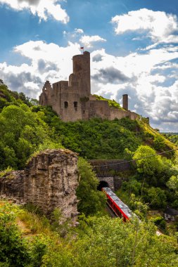 Lwenburg Kalesi 'nin çevresindeki manzara. Ormanın ortasındaki Elzbach deresinin üzerindeki güzel tarihi şato kalıntıları. Almanya, Monreal yakınlarındaki manzara fotoğrafı