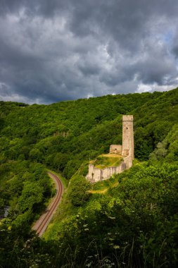 Lwenburg Kalesi 'nin çevresindeki manzara. Ormanın ortasındaki Elzbach deresinin üzerindeki güzel tarihi şato kalıntıları. Almanya, Monreal yakınlarındaki manzara fotoğrafı