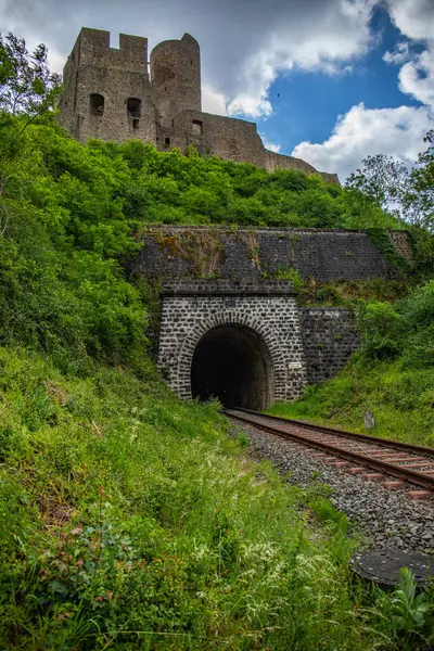 Lwenburg Kalesi 'nin çevresindeki manzara. Ormanın ortasındaki Elzbach deresinin üzerindeki güzel tarihi şato kalıntıları. Almanya, Monreal yakınlarındaki manzara fotoğrafı
