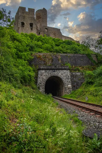 Lwenburg Kalesi 'nin çevresindeki manzara. Ormanın ortasındaki Elzbach deresinin üzerindeki güzel tarihi şato kalıntıları. Almanya, Monreal yakınlarındaki manzara fotoğrafı