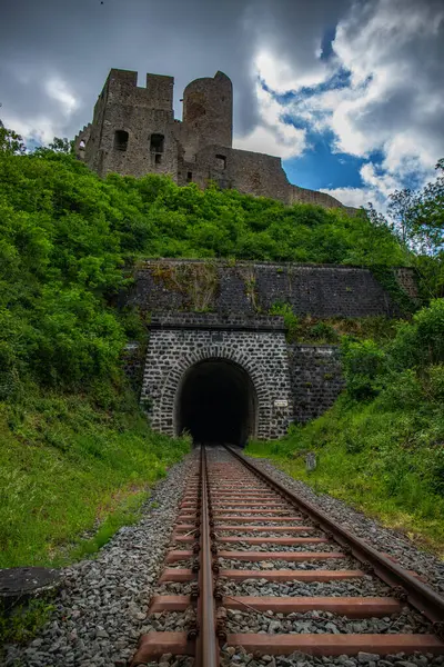 Lwenburg Kalesi 'nin çevresindeki manzara. Ormanın ortasındaki Elzbach deresinin üzerindeki güzel tarihi şato kalıntıları. Almanya, Monreal yakınlarındaki manzara fotoğrafı