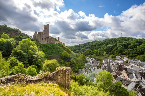 Lwenburg Kalesi 'nin çevresindeki manzara. Ormanın ortasındaki Elzbach deresinin üzerindeki güzel tarihi şato kalıntıları. Almanya, Monreal yakınlarındaki manzara fotoğrafı