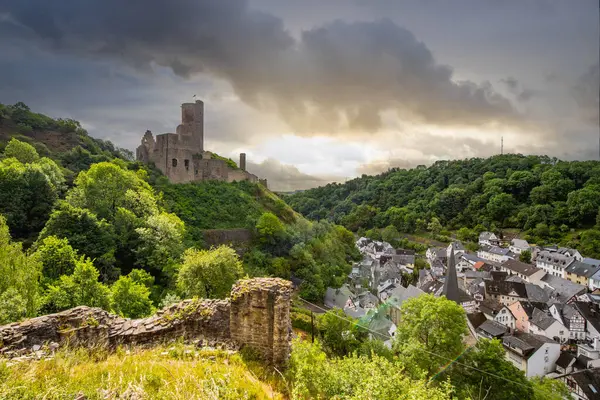 Lwenburg Kalesi 'nin çevresindeki manzara. Ormanın ortasındaki Elzbach deresinin üzerindeki güzel tarihi şato kalıntıları. Almanya, Monreal yakınlarındaki manzara fotoğrafı