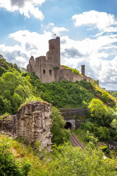 Lwenburg Kalesi 'nin çevresindeki manzara. Ormanın ortasındaki Elzbach deresinin üzerindeki güzel tarihi şato kalıntıları. Almanya, Monreal yakınlarındaki manzara fotoğrafı