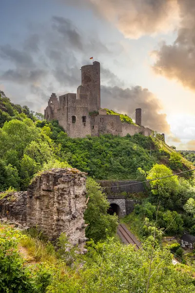 Lwenburg Kalesi 'nin çevresindeki manzara. Ormanın ortasındaki Elzbach deresinin üzerindeki güzel tarihi şato kalıntıları. Almanya, Monreal yakınlarındaki manzara fotoğrafı