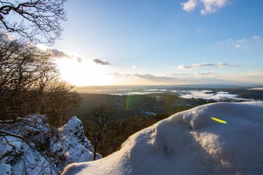 Kar ve buzla kaplı kış manzarası. Kışın sersemletici beyaz dağ ve orman manzarası. Taunus Dağları 'nda gün ışığı, Hesse, Almanya