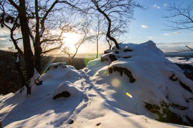 Kar ve buzla kaplı kış manzarası. Kışın sersemletici beyaz dağ ve orman manzarası. Taunus Dağları 'nda gün ışığı, Hesse, Almanya