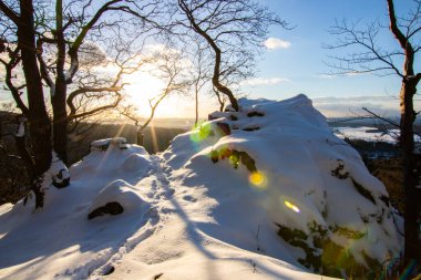 Kar ve buzla kaplı kış manzarası. Kışın sersemletici beyaz dağ ve orman manzarası. Taunus Dağları 'nda gün ışığı, Hesse, Almanya