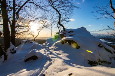Kar ve buzla kaplı kış manzarası. Kışın sersemletici beyaz dağ ve orman manzarası. Taunus Dağları 'nda gün ışığı, Hesse, Almanya