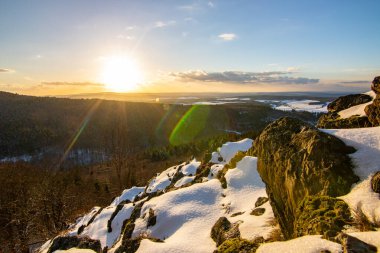 Kar ve buzla kaplı kış manzarası. Kışın sersemletici beyaz dağ ve orman manzarası. Taunus Dağları 'nda gün ışığı, Hesse, Almanya