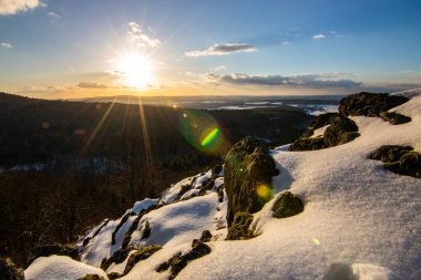 Kar ve buzla kaplı kış manzarası. Kışın sersemletici beyaz dağ ve orman manzarası. Taunus Dağları 'nda gün ışığı, Hesse, Almanya
