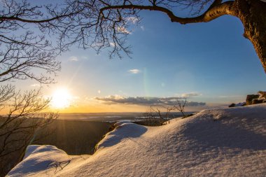 Kar ve buzla kaplı kış manzarası. Kışın sersemletici beyaz dağ ve orman manzarası. Taunus Dağları 'nda gün ışığı, Hesse, Almanya
