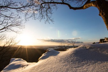 Kar ve buzla kaplı kış manzarası. Kışın sersemletici beyaz dağ ve orman manzarası. Taunus Dağları 'nda gün ışığı, Hesse, Almanya