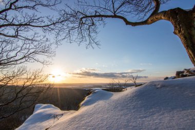 Kar ve buzla kaplı kış manzarası. Kışın sersemletici beyaz dağ ve orman manzarası. Taunus Dağları 'nda gün ışığı, Hesse, Almanya