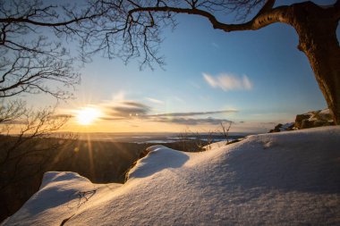 Kar ve buzla kaplı kış manzarası. Kışın sersemletici beyaz dağ ve orman manzarası. Taunus Dağları 'nda gün ışığı, Hesse, Almanya