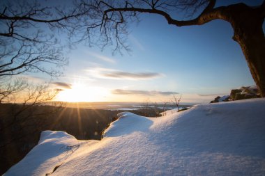 Kar ve buzla kaplı kış manzarası. Kışın sersemletici beyaz dağ ve orman manzarası. Taunus Dağları 'nda gün ışığı, Hesse, Almanya